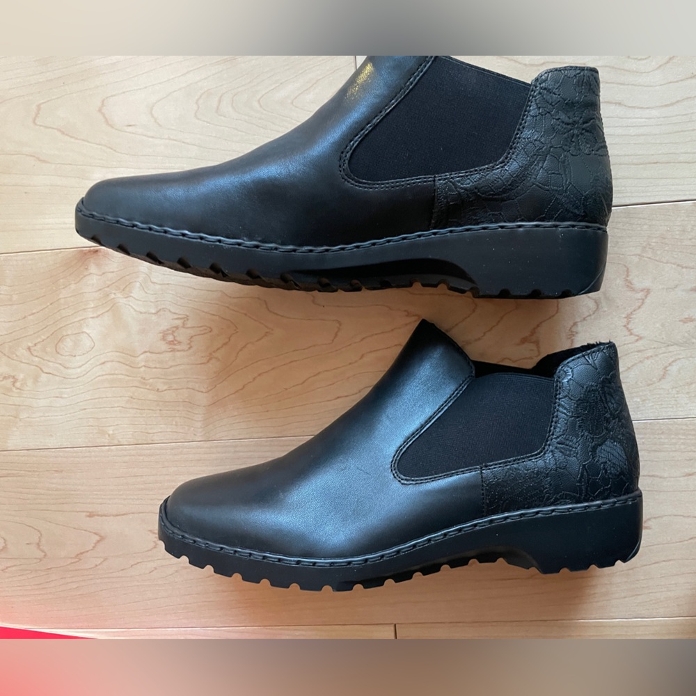 Rieker Black leather shoes 41/9.5 new in box